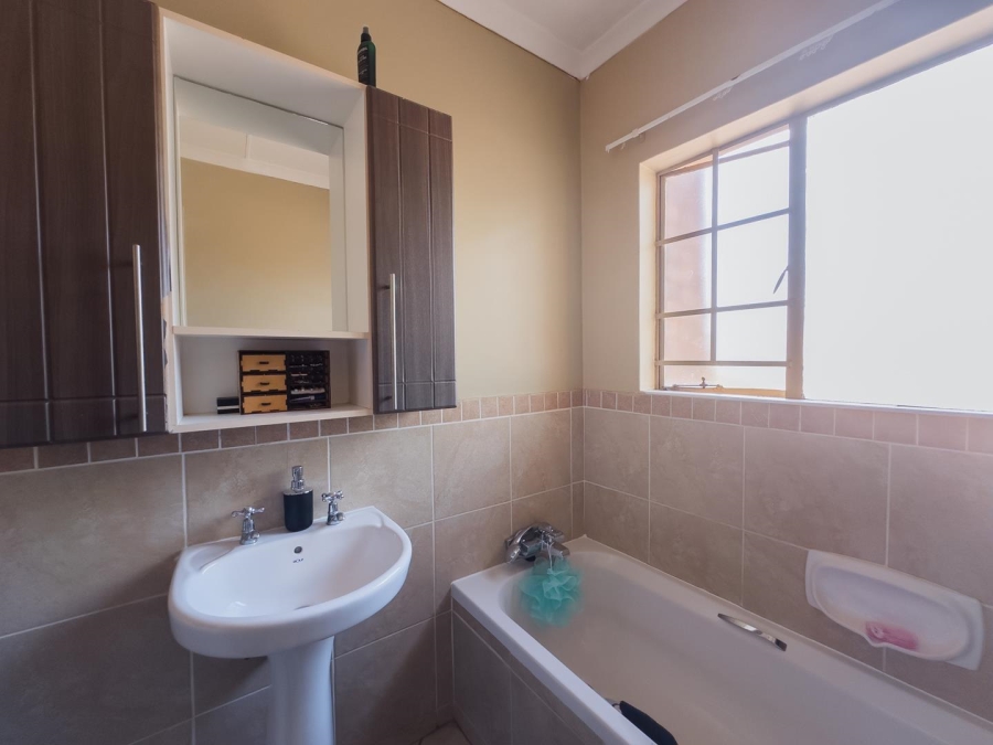 To Let 2 Bedroom Property for Rent in Mooikloof Ridge Gauteng