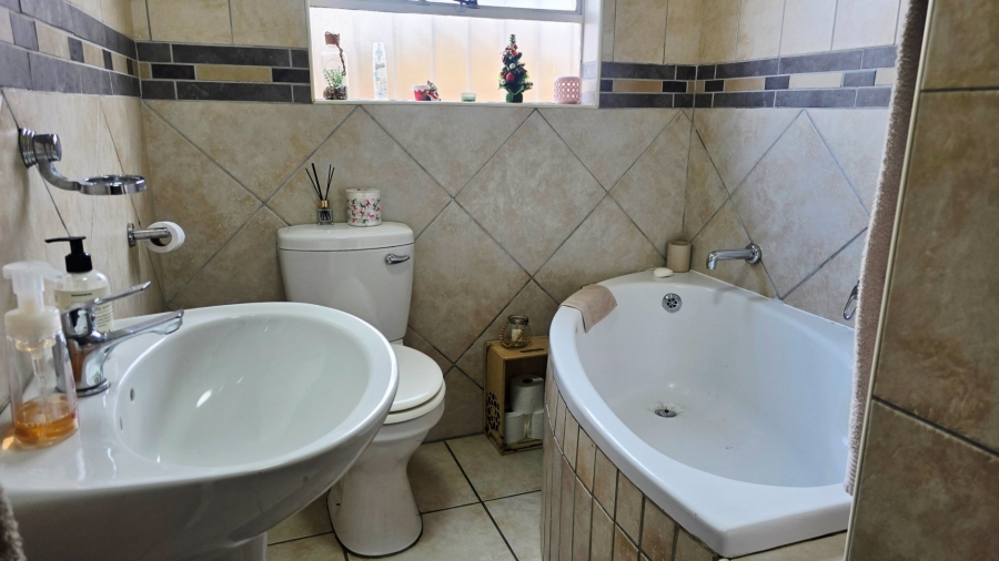 To Let 3 Bedroom Property for Rent in Ravenswood Gauteng