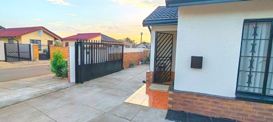  Bedroom Property for Sale in Dawn Park Gauteng