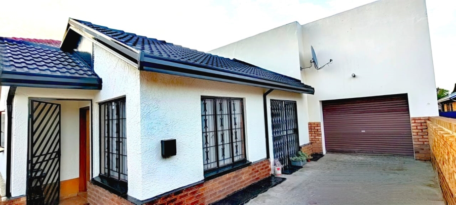  Bedroom Property for Sale in Dawn Park Gauteng