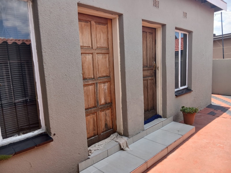 To Let 1 Bedroom Property for Rent in Orlando West Gauteng