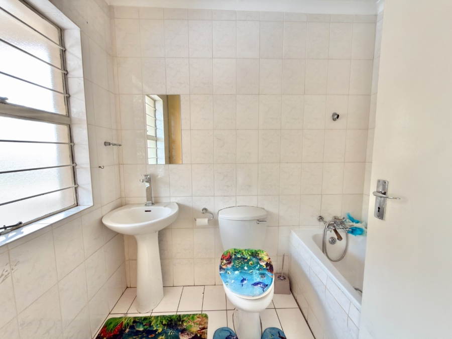 To Let 4 Bedroom Property for Rent in Ridgeway Gauteng