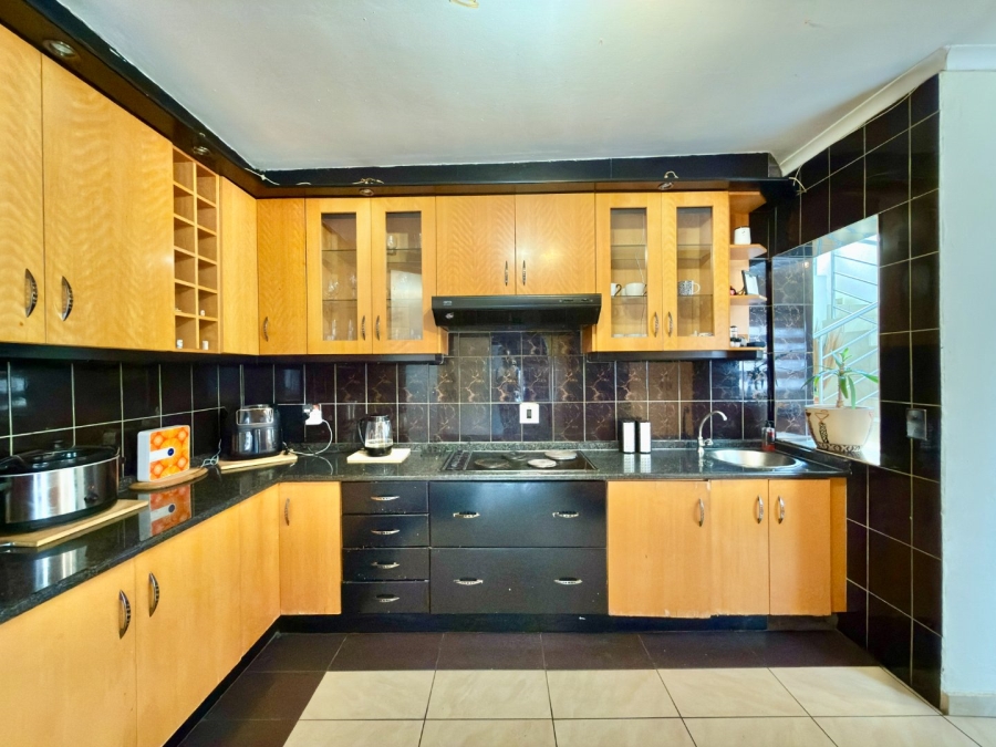 To Let 4 Bedroom Property for Rent in Ridgeway Gauteng