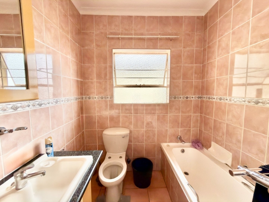 To Let 4 Bedroom Property for Rent in Ridgeway Gauteng