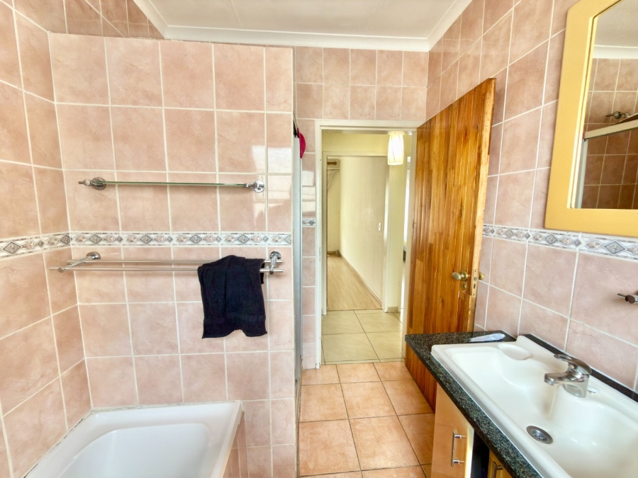 To Let 4 Bedroom Property for Rent in Ridgeway Gauteng