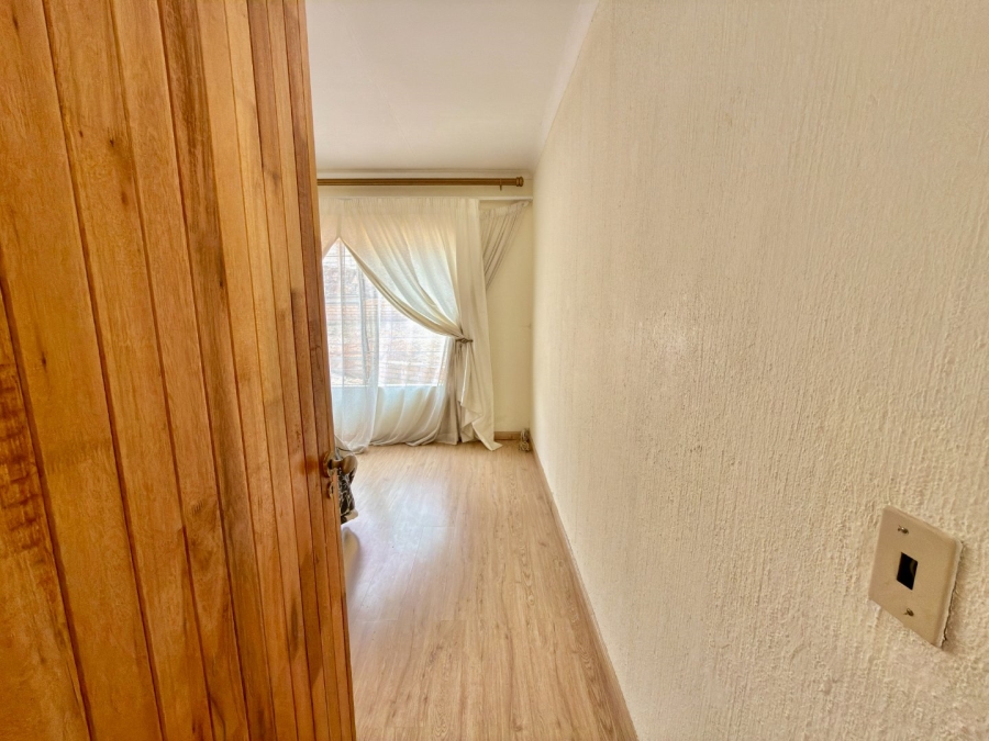 To Let 4 Bedroom Property for Rent in Ridgeway Gauteng