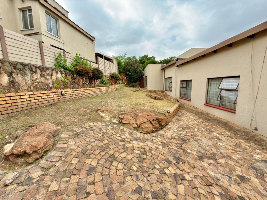 To Let 4 Bedroom Property for Rent in Ridgeway Gauteng