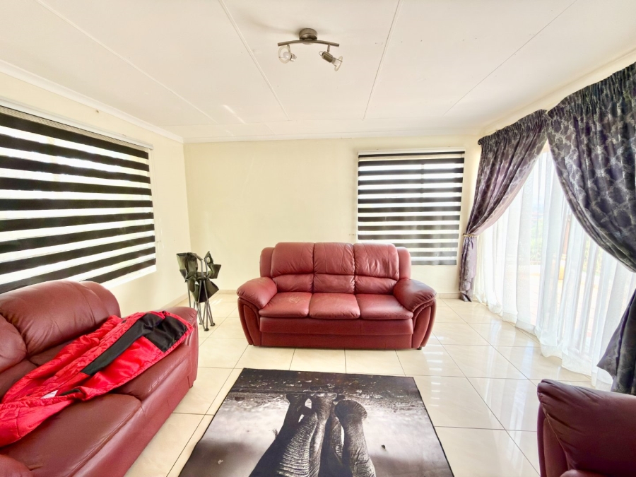 To Let 4 Bedroom Property for Rent in Ridgeway Gauteng