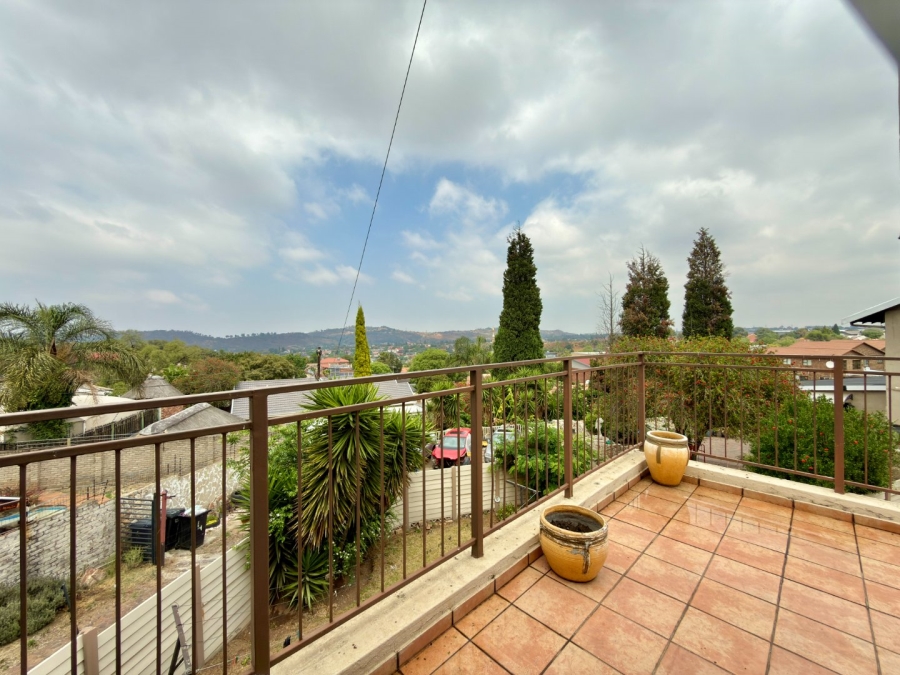 To Let 4 Bedroom Property for Rent in Ridgeway Gauteng