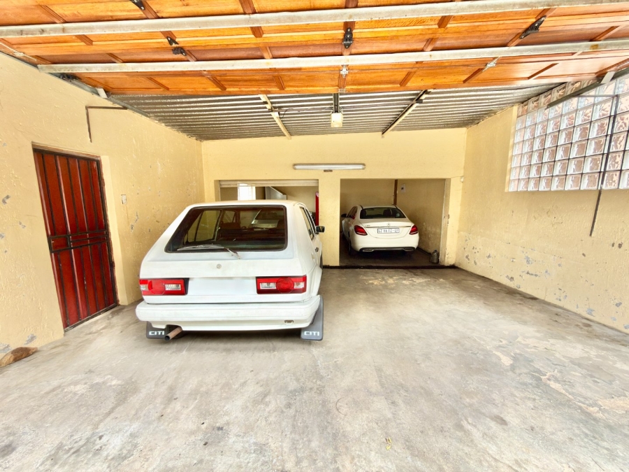 To Let 4 Bedroom Property for Rent in Ridgeway Gauteng