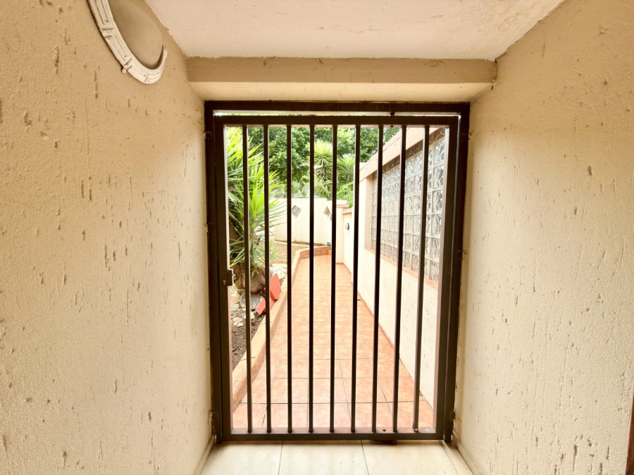 To Let 4 Bedroom Property for Rent in Ridgeway Gauteng