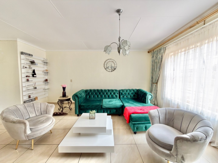 To Let 4 Bedroom Property for Rent in Ridgeway Gauteng