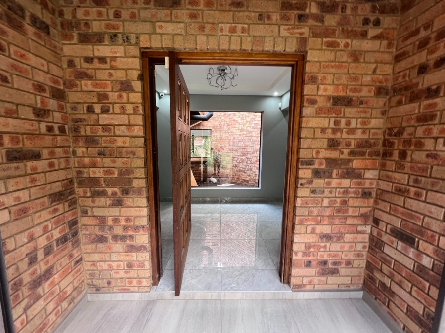 5 Bedroom Property for Sale in Meyersdal Gauteng