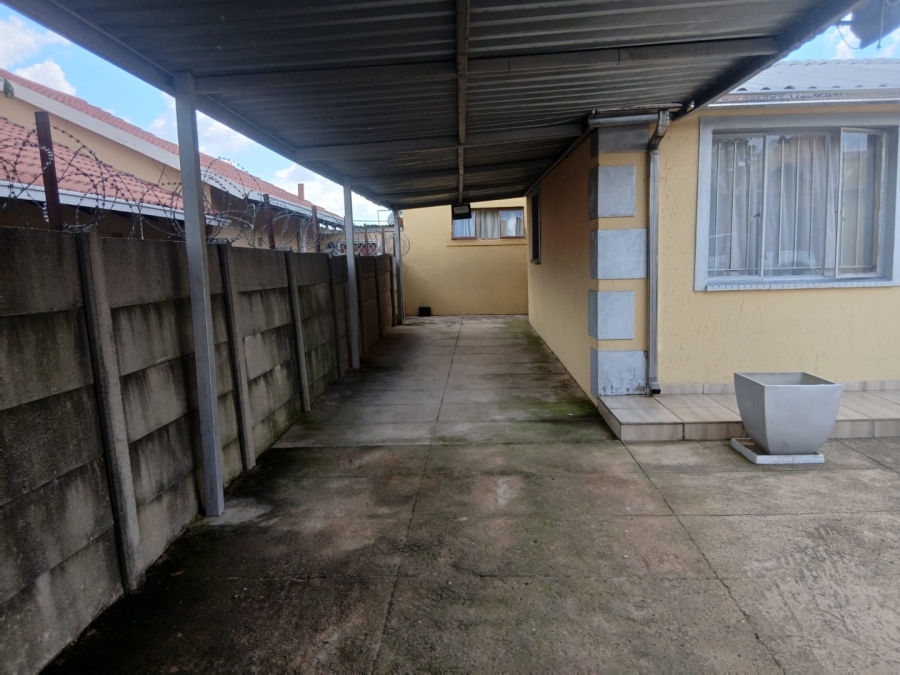 To Let 2 Bedroom Property for Rent in Orlando West Gauteng