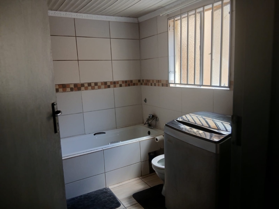 To Let 2 Bedroom Property for Rent in Orlando West Gauteng