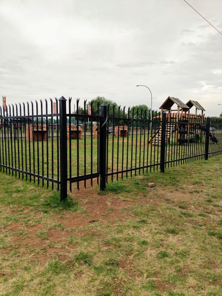 To Let 1 Bedroom Property for Rent in Fairlead Gauteng