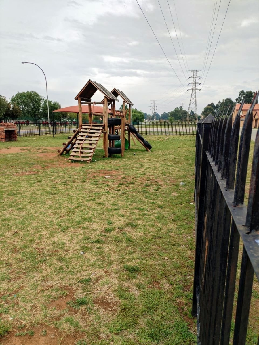 To Let 1 Bedroom Property for Rent in Fairlead Gauteng