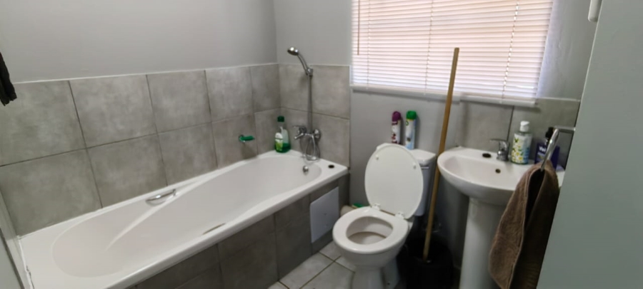 To Let 1 Bedroom Property for Rent in Crystal Park Gauteng