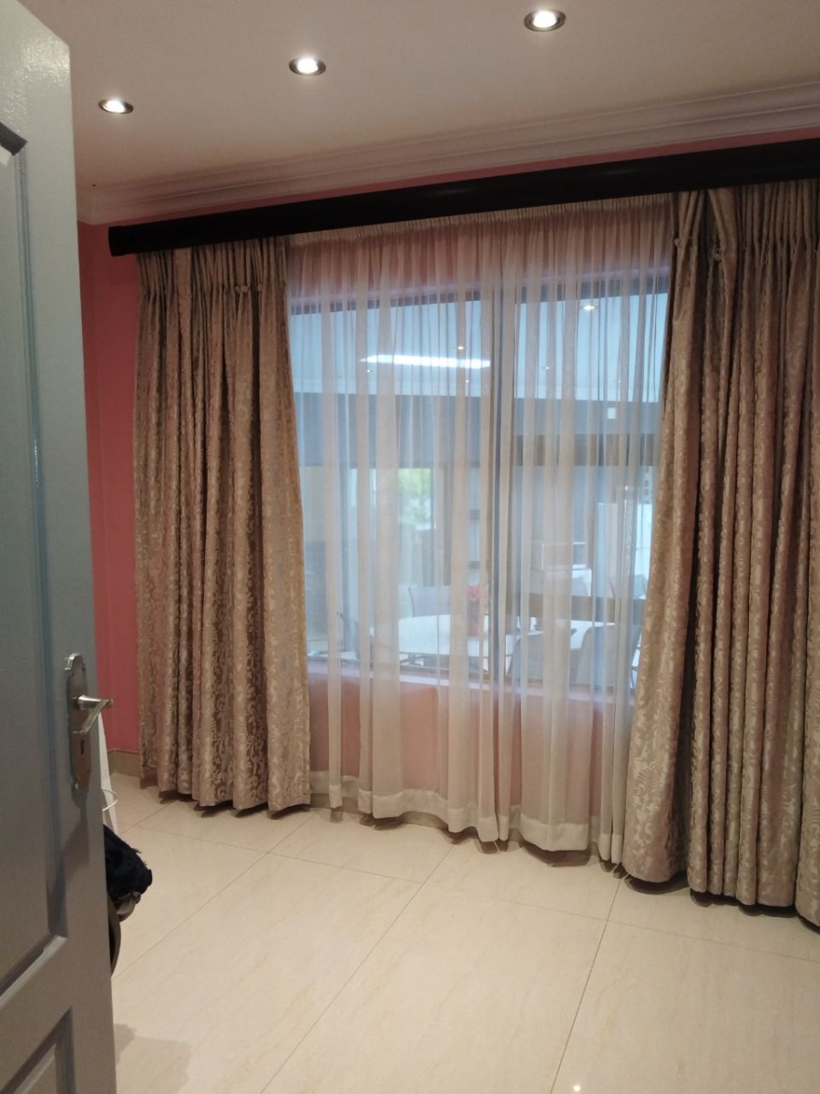 To Let 6 Bedroom Property for Rent in Fourways Gauteng