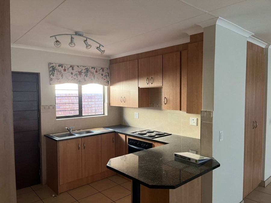 To Let 2 Bedroom Property for Rent in Eldoraigne Gauteng