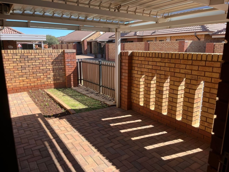 To Let 2 Bedroom Property for Rent in Eldoraigne Gauteng