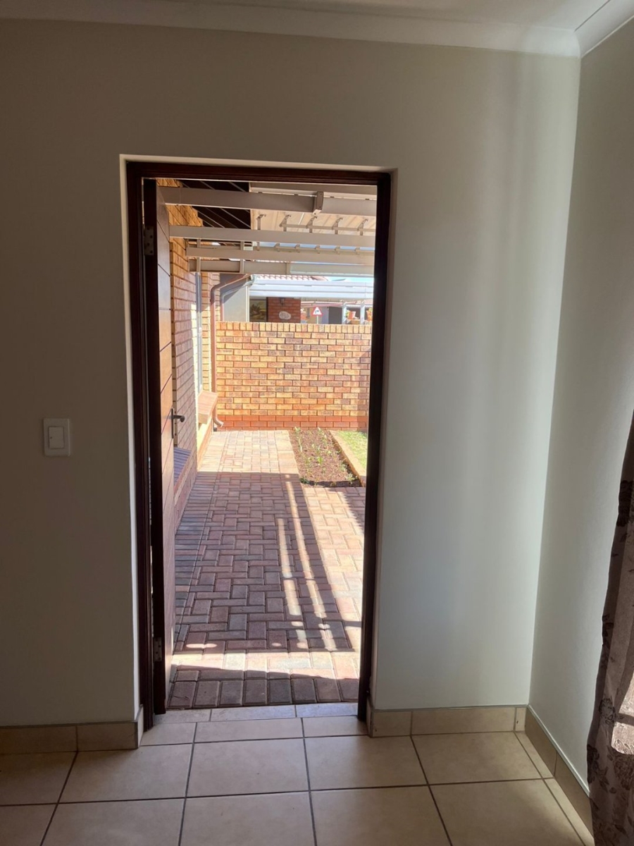 To Let 2 Bedroom Property for Rent in Eldoraigne Gauteng
