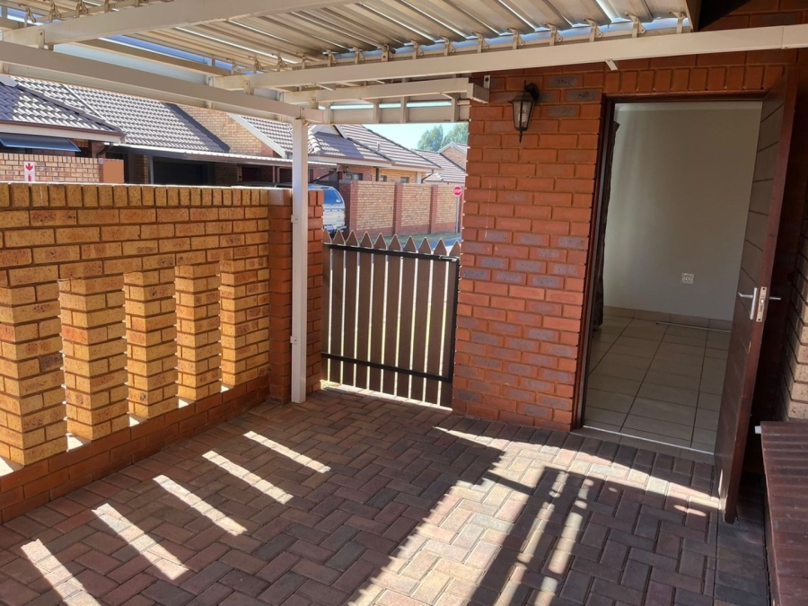To Let 2 Bedroom Property for Rent in Eldoraigne Gauteng