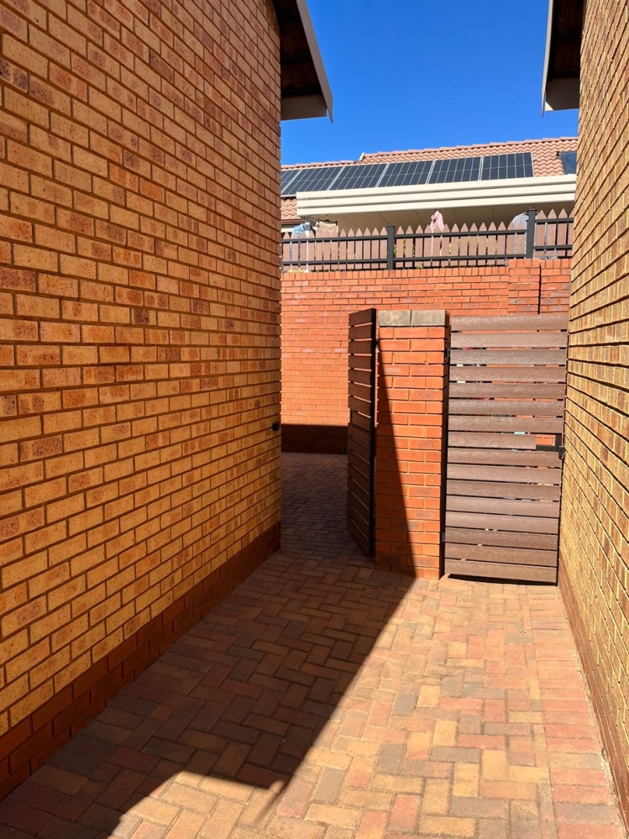 To Let 2 Bedroom Property for Rent in Eldoraigne Gauteng