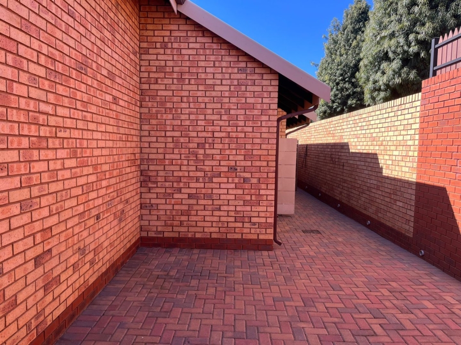 To Let 2 Bedroom Property for Rent in Eldoraigne Gauteng