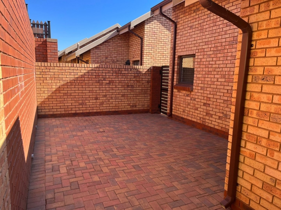To Let 2 Bedroom Property for Rent in Eldoraigne Gauteng