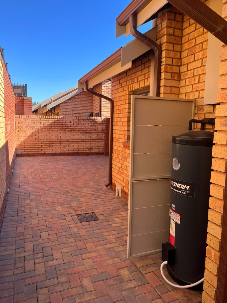 To Let 2 Bedroom Property for Rent in Eldoraigne Gauteng