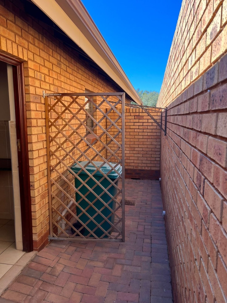 To Let 2 Bedroom Property for Rent in Eldoraigne Gauteng
