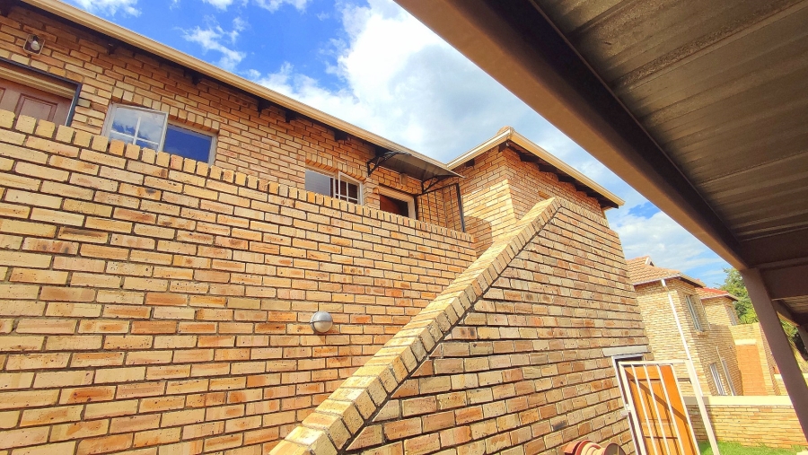 2 Bedroom Property for Sale in Heuwelsig Estate Gauteng