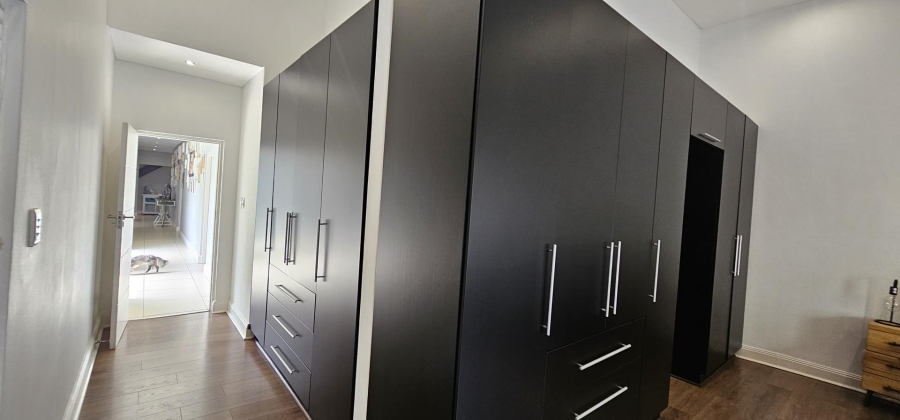 5 Bedroom Property for Sale in Silverwoods Country Estate Gauteng