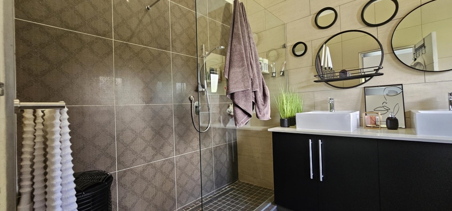 5 Bedroom Property for Sale in Silverwoods Country Estate Gauteng