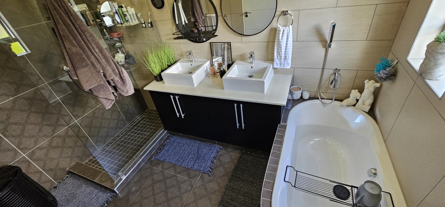 5 Bedroom Property for Sale in Silverwoods Country Estate Gauteng