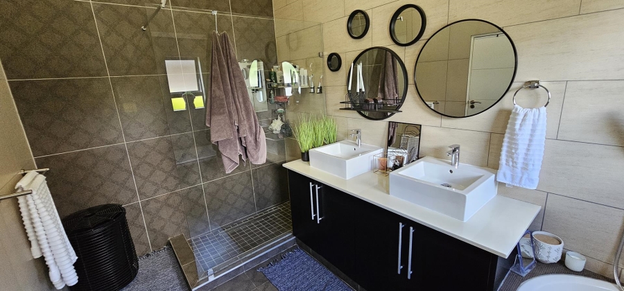 5 Bedroom Property for Sale in Silverwoods Country Estate Gauteng