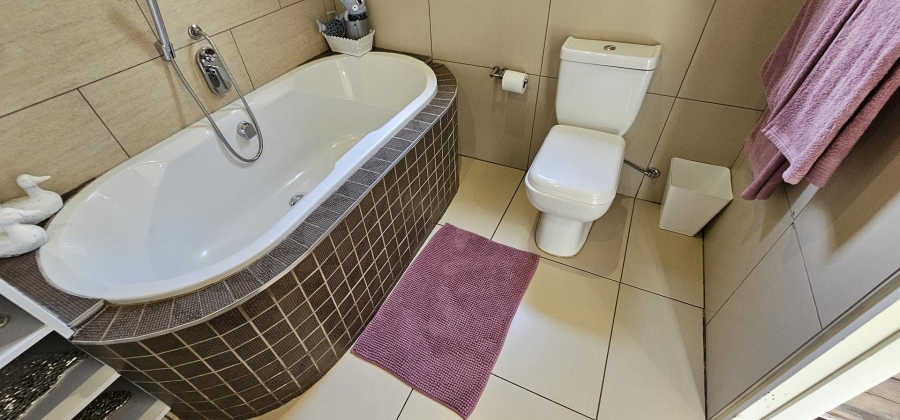 5 Bedroom Property for Sale in Silverwoods Country Estate Gauteng