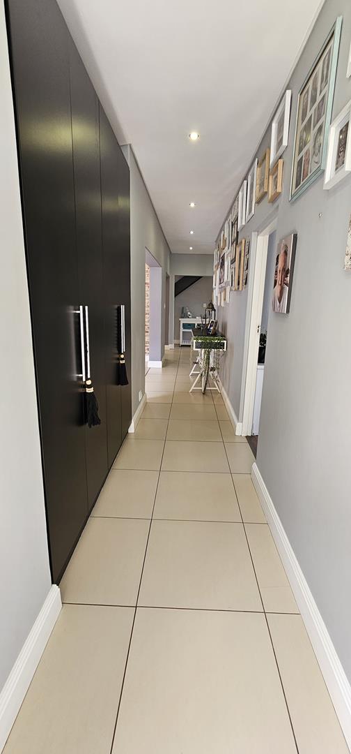 5 Bedroom Property for Sale in Silverwoods Country Estate Gauteng