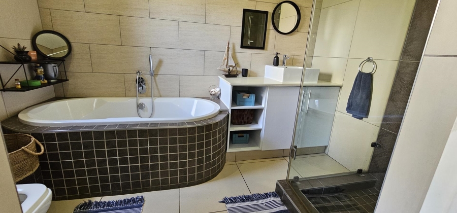 5 Bedroom Property for Sale in Silverwoods Country Estate Gauteng