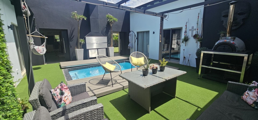 5 Bedroom Property for Sale in Silverwoods Country Estate Gauteng