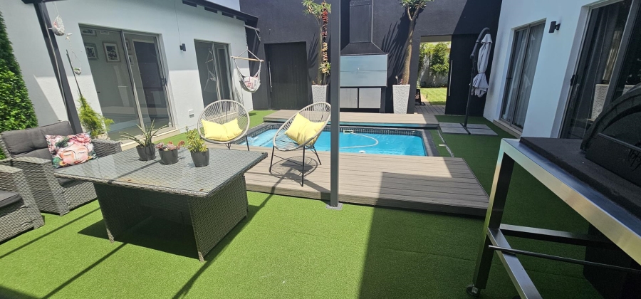 5 Bedroom Property for Sale in Silverwoods Country Estate Gauteng