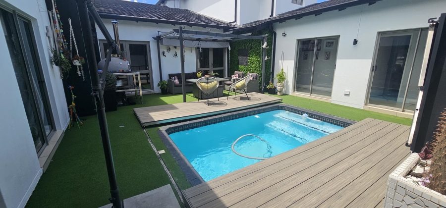 5 Bedroom Property for Sale in Silverwoods Country Estate Gauteng