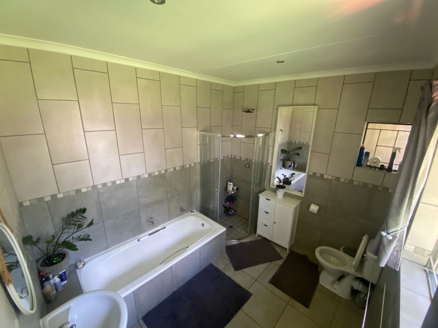  Bedroom Property for Sale in Magalieskruin Gauteng