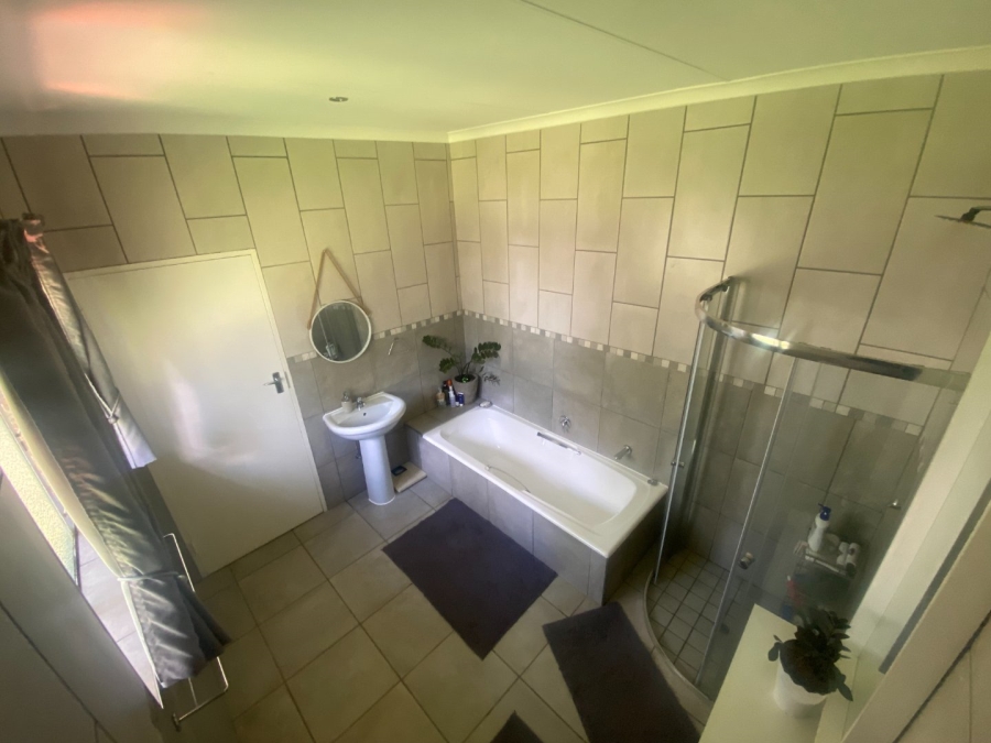  Bedroom Property for Sale in Magalieskruin Gauteng