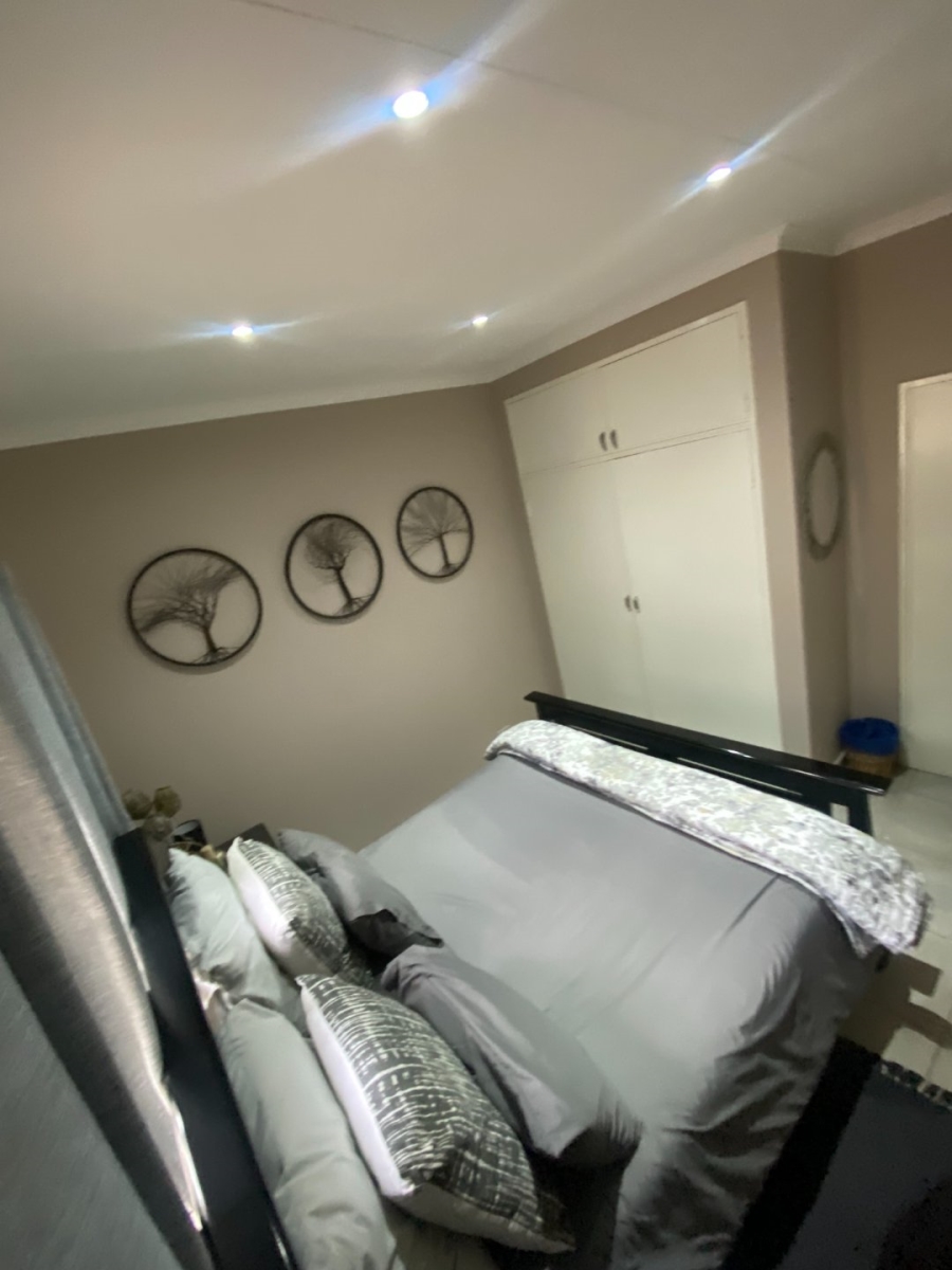  Bedroom Property for Sale in Magalieskruin Gauteng