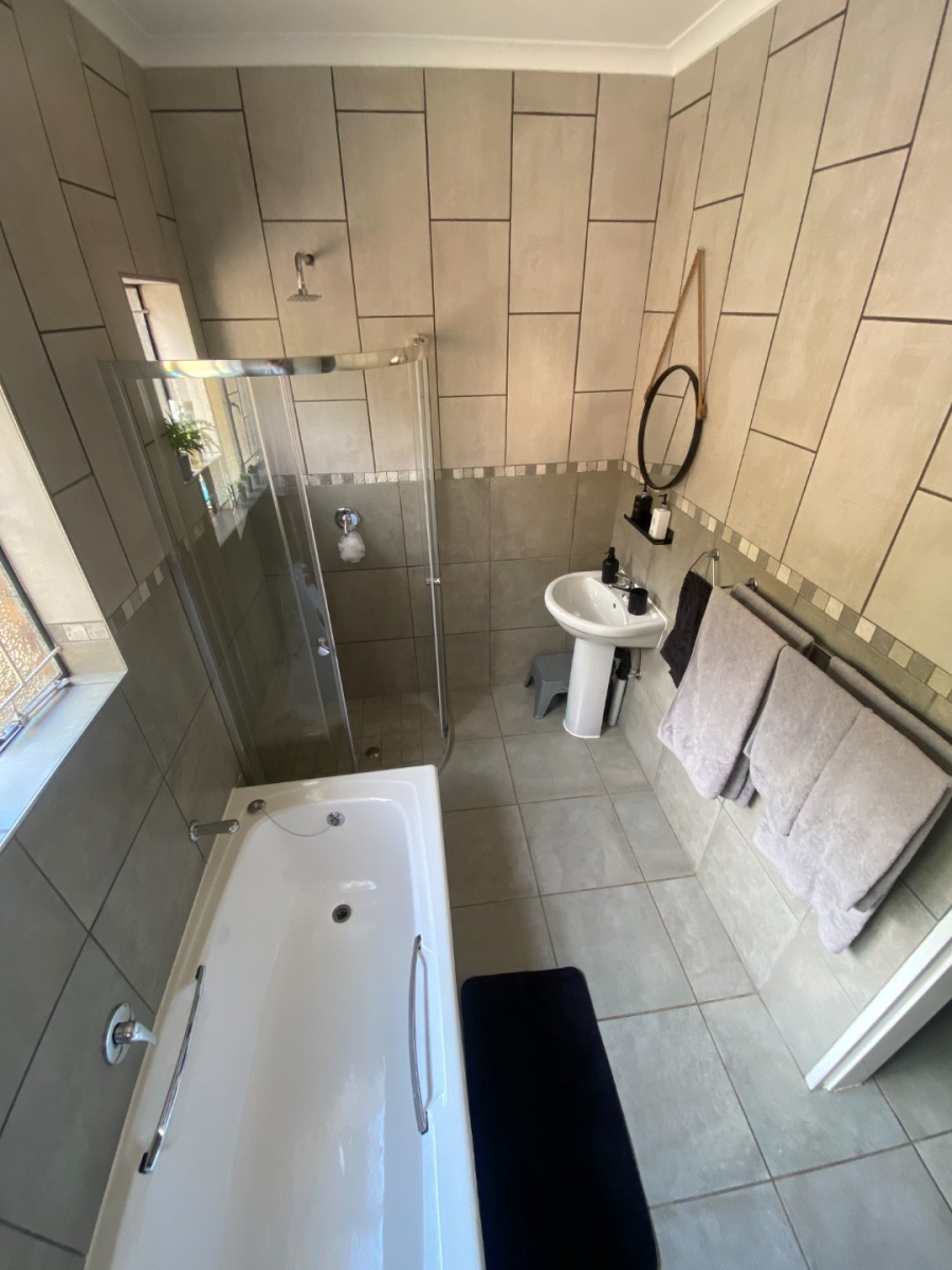  Bedroom Property for Sale in Magalieskruin Gauteng