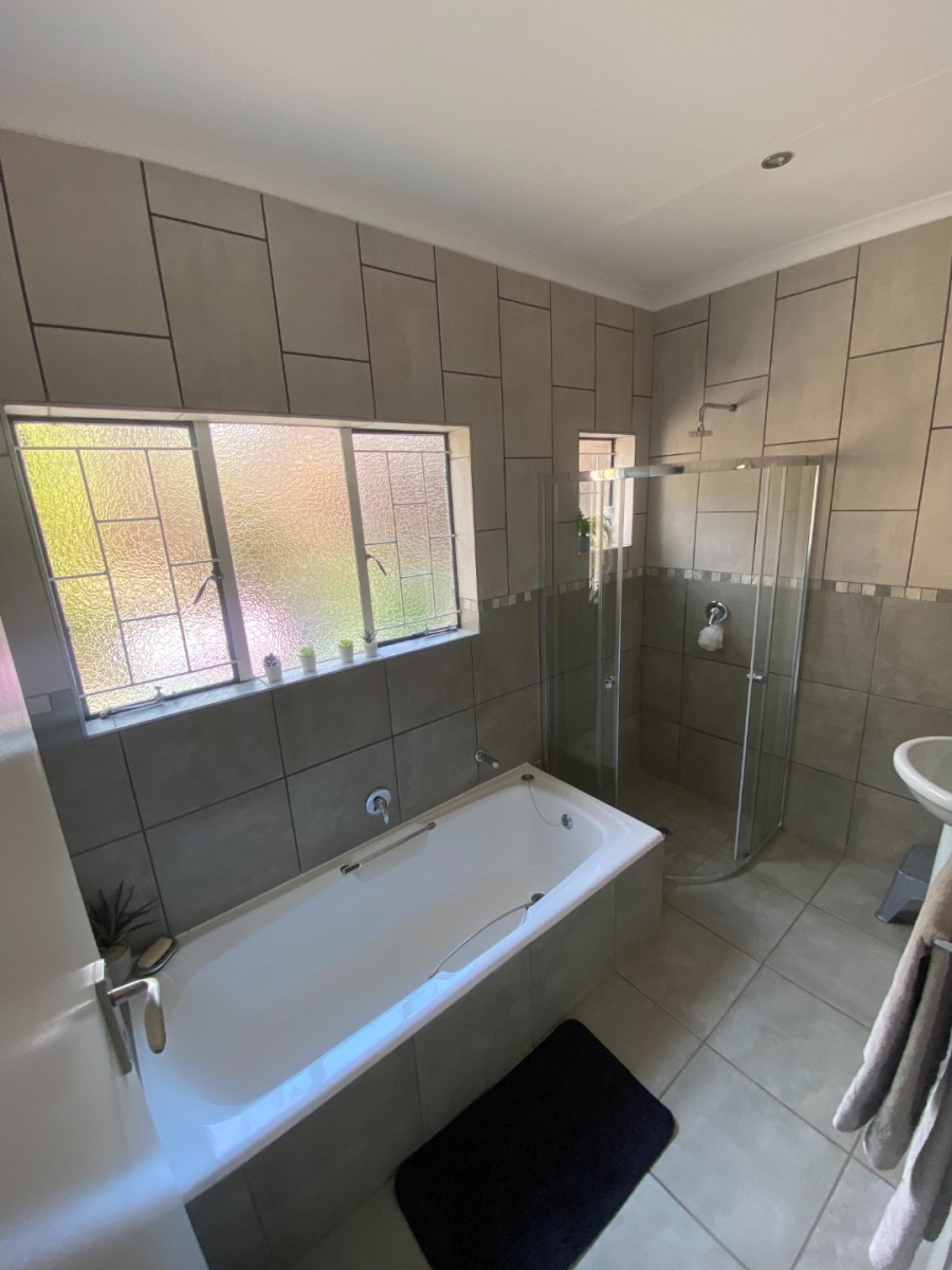  Bedroom Property for Sale in Magalieskruin Gauteng
