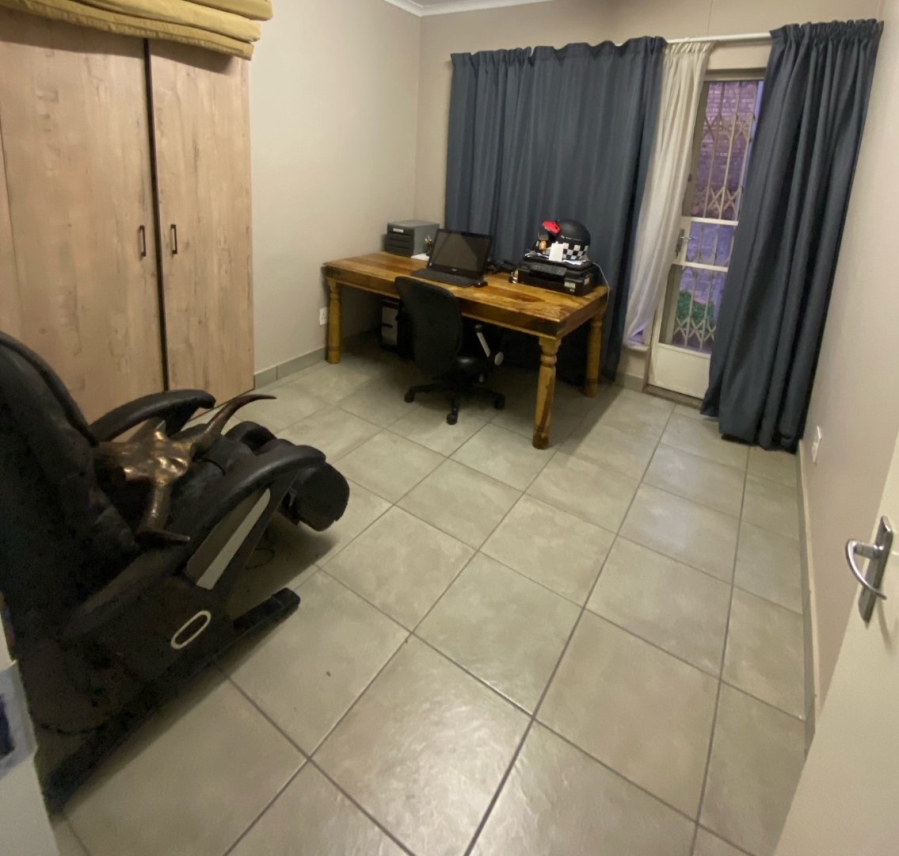  Bedroom Property for Sale in Magalieskruin Gauteng