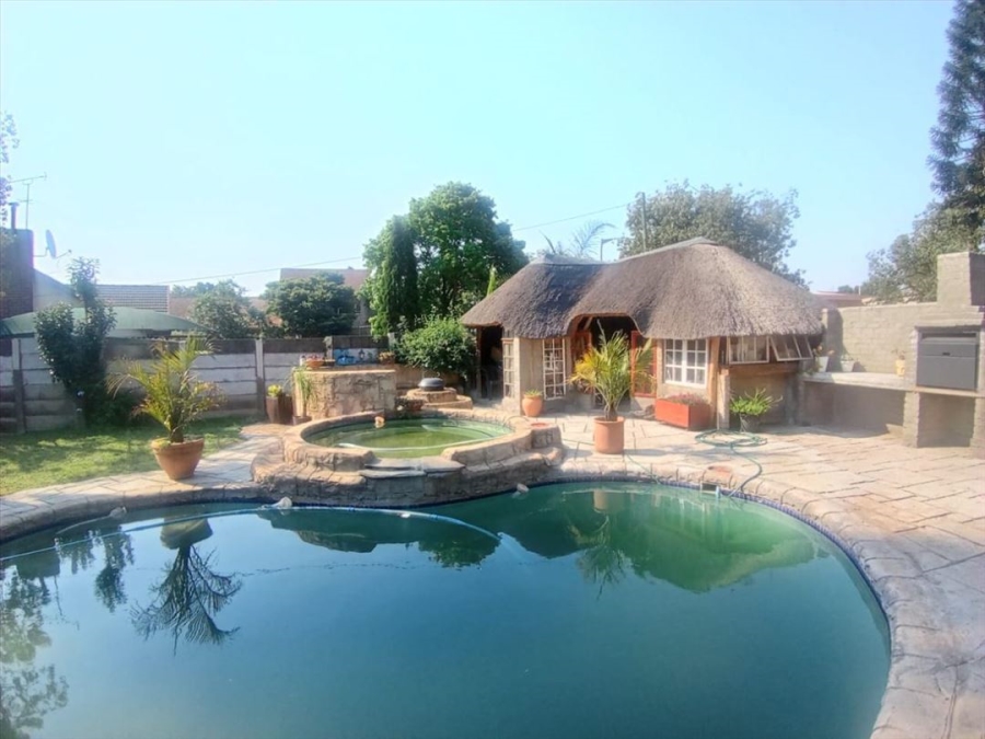 4 Bedroom Property for Sale in Farrarmere Gauteng